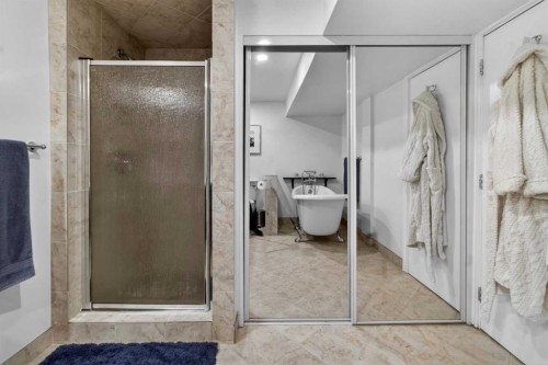 203 Southampton Drive Sw, Calgary, AB - Indoor Photo Showing Bathroom