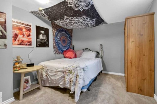 203 Southampton Drive Sw, Calgary, AB - Indoor Photo Showing Bedroom