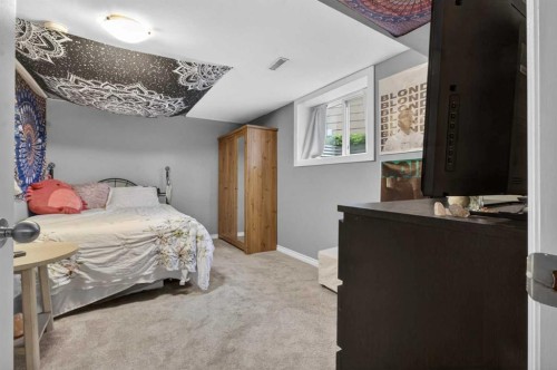 203 Southampton Drive Sw, Calgary, AB - Indoor Photo Showing Bedroom
