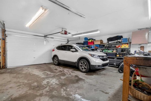 203 Southampton Drive Sw, Calgary, AB - Indoor Photo Showing Garage