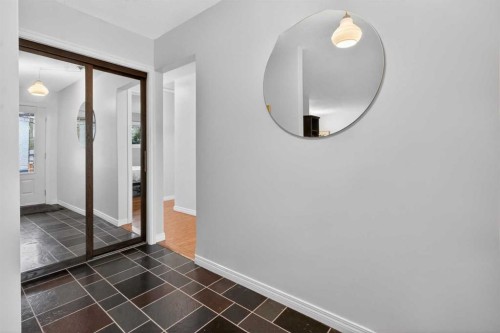 203 Southampton Drive Sw, Calgary, AB - Indoor Photo Showing Other Room