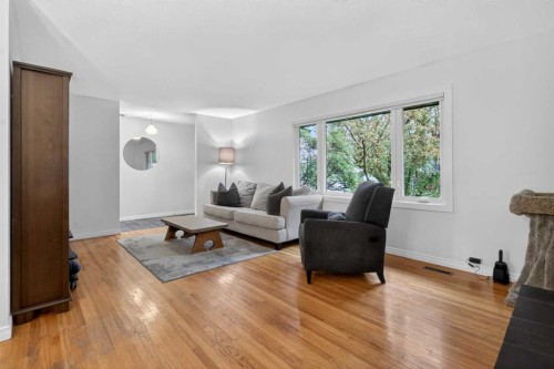 203 Southampton Drive Sw, Calgary, AB - Indoor Photo Showing Living Room
