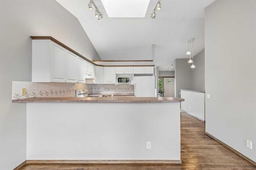 121 Quigley Drive, Cochrane, AB - Indoor Photo Showing Kitchen