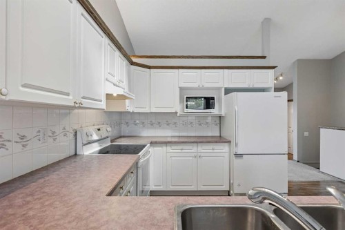 121 Quigley Drive, Cochrane, AB - Indoor Photo Showing Kitchen