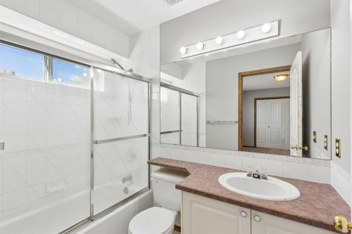 121 Quigley Drive, Cochrane, AB - Indoor Photo Showing Bathroom
