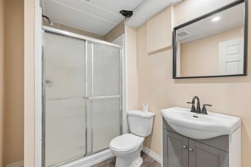 121 Quigley Drive, Cochrane, AB - Indoor Photo Showing Bathroom