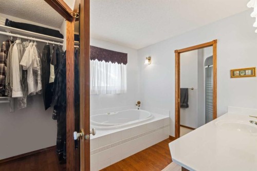 37 Riverview Close, Cochrane, AB 