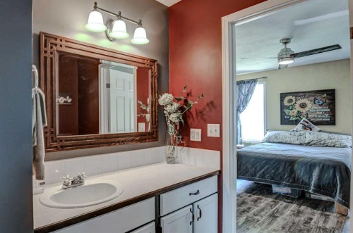 1625 15A Street, Didsbury, AB - Indoor Photo Showing Bathroom