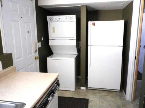 1625 15A Street, Didsbury, AB - Indoor Photo Showing Laundry Room