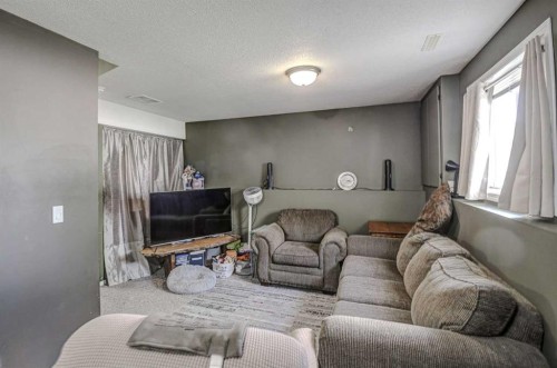 1625 15A Street, Didsbury, AB - Indoor Photo Showing Living Room