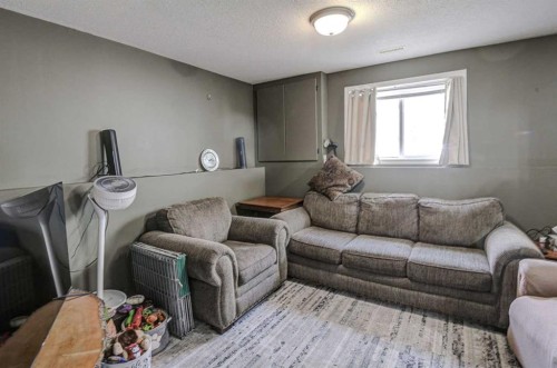 1625 15A Street, Didsbury, AB - Indoor Photo Showing Living Room