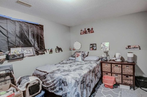 1625 15A Street, Didsbury, AB - Indoor Photo Showing Bedroom