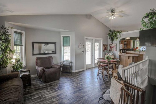 1625 15A Street, Didsbury, AB - Indoor Photo Showing Living Room