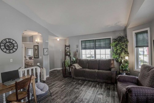 1625 15A Street, Didsbury, AB - Indoor Photo Showing Living Room