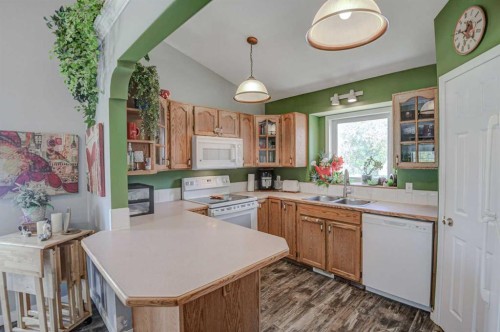 1625 15A Street, Didsbury, AB - Indoor Photo Showing Kitchen With Double Sink