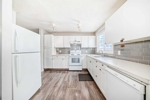 25-3745 Fonda Way Se, Calgary, AB - Indoor Photo Showing Kitchen