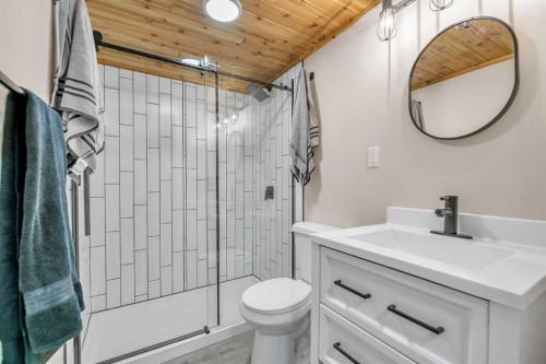 7 Emberside Park, Cochrane, AB - Indoor Photo Showing Bathroom