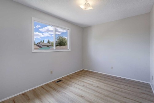 9 Maple Leaf Road, Strathmore, AB 