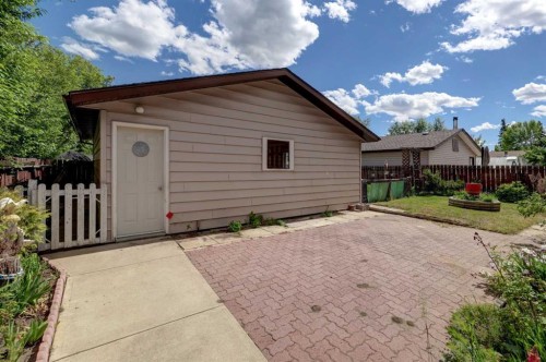 9 Maple Leaf Road, Strathmore, AB 