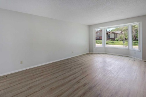 9 Maple Leaf Road, Strathmore, AB 