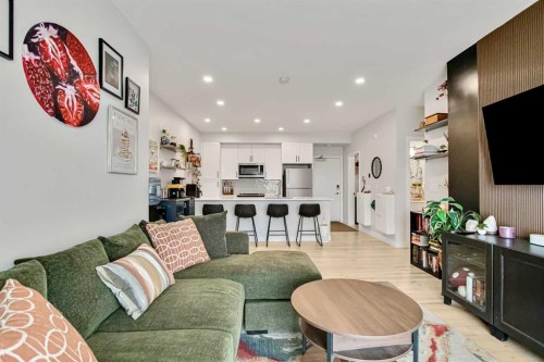 208-255 Les Jardins Park Se, Calgary, AB - Indoor Photo Showing Living Room