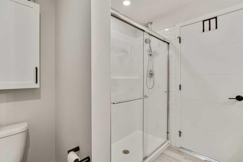 208-255 Les Jardins Park Se, Calgary, AB - Indoor Photo Showing Bathroom