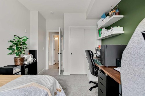 208-255 Les Jardins Park Se, Calgary, AB - Indoor Photo Showing Bedroom