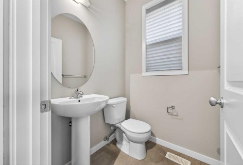 1607 2 Street Nw, Calgary, AB - Indoor Photo Showing Bathroom