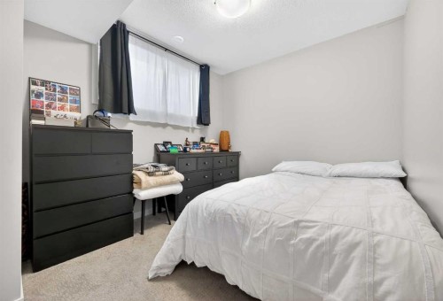 1607 2 Street Nw, Calgary, AB - Indoor Photo Showing Bedroom