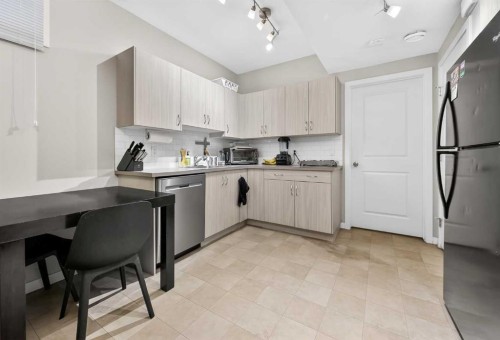 1607 2 Street Nw, Calgary, AB - Indoor Photo Showing Kitchen