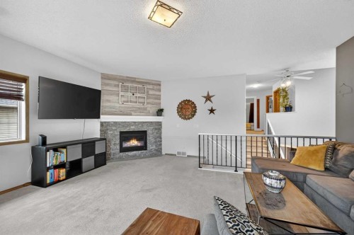 30 Douglasdale Point Se, Calgary, AB 