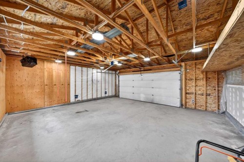 108 Auburn Crest Park Se, Calgary, AB - Indoor Photo Showing Garage