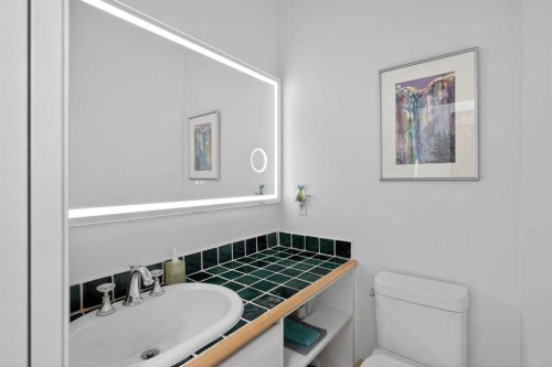 523 Scimitar Bay Nw, Calgary, AB - Indoor Photo Showing Bathroom