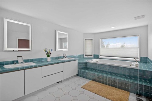 523 Scimitar Bay Nw, Calgary, AB - Indoor Photo Showing Bathroom
