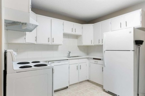 3101-4001C 49 Street Nw, Calgary, AB - Indoor Photo Showing Kitchen