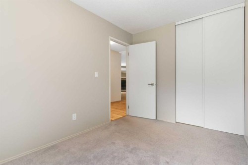 3101-4001C 49 Street Nw, Calgary, AB - Indoor Photo Showing Other Room