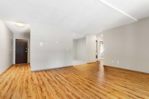 3101-4001C 49 Street Nw, Calgary, AB - Indoor Photo Showing Other Room