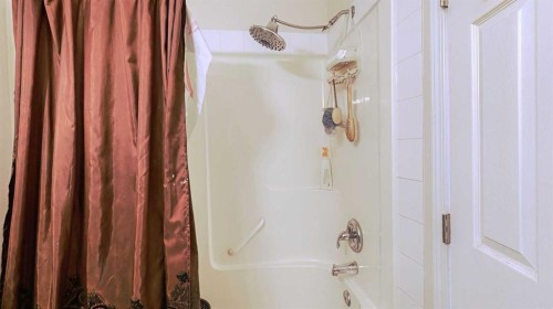 54 Saddlecreek Crescent Ne, Calgary, AB - Indoor Photo Showing Bathroom