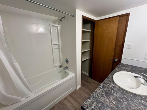4828 Varsity Drive Nw, Calgary, AB - Indoor Photo Showing Bathroom