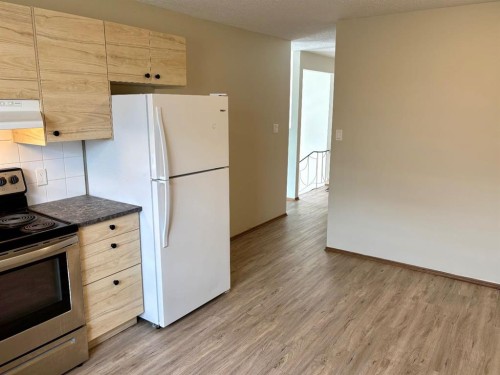 4828 Varsity Drive Nw, Calgary, AB - Indoor Photo Showing Kitchen
