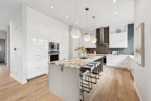 423 7A Street Ne, Calgary, AB - Indoor Photo Showing Kitchen With Upgraded Kitchen