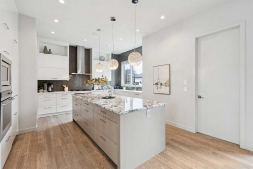 423 7A Street Ne, Calgary, AB - Indoor Photo Showing Kitchen With Upgraded Kitchen