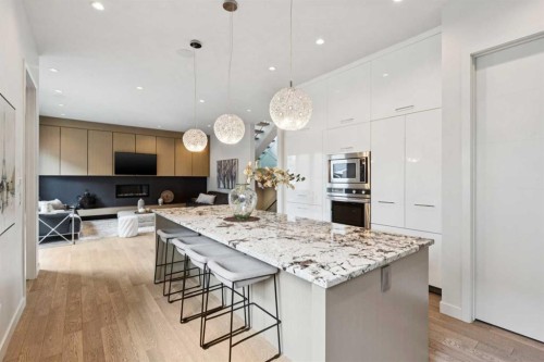423 7A Street Ne, Calgary, AB - Indoor Photo Showing Kitchen With Upgraded Kitchen