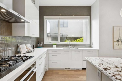 423 7A Street Ne, Calgary, AB - Indoor Photo Showing Kitchen With Upgraded Kitchen