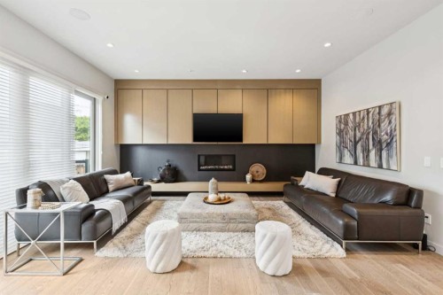 423 7A Street Ne, Calgary, AB - Indoor Photo Showing Living Room