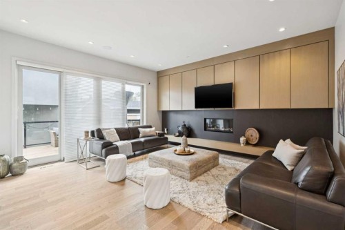 423 7A Street Ne, Calgary, AB - Indoor Photo Showing Living Room With Fireplace