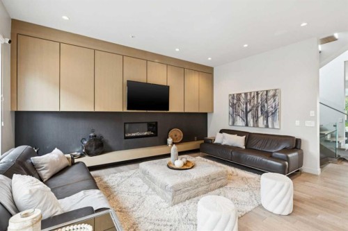 423 7A Street Ne, Calgary, AB - Indoor Photo Showing Living Room With Fireplace