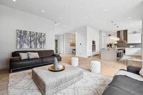 423 7A Street Ne, Calgary, AB - Indoor Photo Showing Living Room