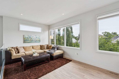 423 7A Street Ne, Calgary, AB - Indoor Photo Showing Living Room