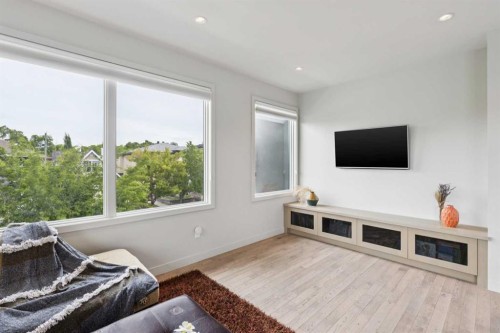 423 7A Street Ne, Calgary, AB - Indoor